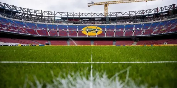 Las obras del nuevo Camp Nou, con el césped definitivo, en agosto de 2025 