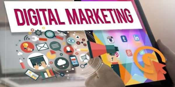 Manos de una persona utilizando una tablet para hacer marketing digital
