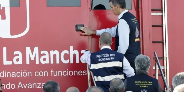 El presidente del Gobierno, Pedro Sánchez, a su llegada al lugar del accidente de dos trenes de alta velocidad