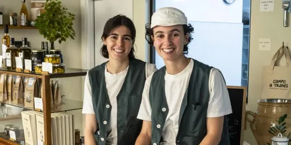 Mariluz y Paula en su heladería de San Lorenzo de El Escorial (Madrid)