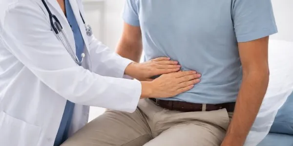 Joven en la consulta del médico