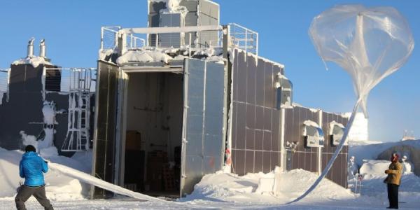 Científicos lanzan una sonda de ozono, un higrómetro de punto de congelación y un contador de partículas de aerosol en un globo en la estación Amundsen-Scott (Antártida) 