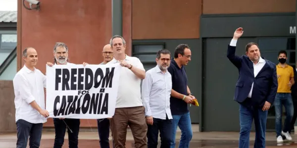 Los indultados salen de la cárcel pidiendo la amnistía y la independencia