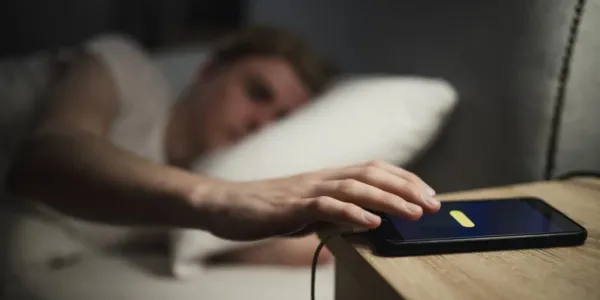Móvil cargando durante la noche