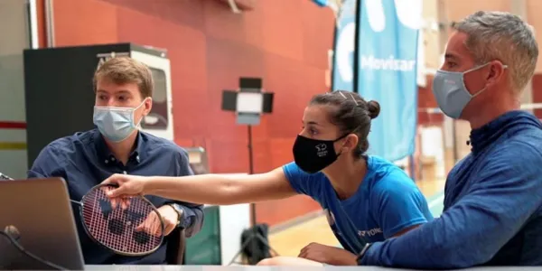 Carolina Marín con su equipo
