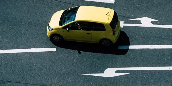 Coche amarillo circulando por carretera