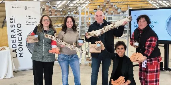 La directora de Fundación Solidaridad Carrefour, María Cid, de negro, acompañada por el equipo del proyecto Laderas del Moncayo.