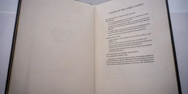 Copia original de la Carta de las Naciones Unidas en exhibición en la sede de la ONU en Nueva York.