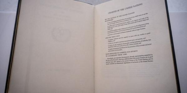 Copia original de la Carta de las Naciones Unidas en exhibición en la sede de la ONU en Nueva York.