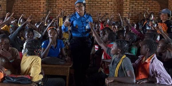 Una oficial de policía de la ONU imparte una sesión sobre violencia de género en una escuela de Bangui (República Centroafricana) | Foto de ONU/Eskinder Debebe