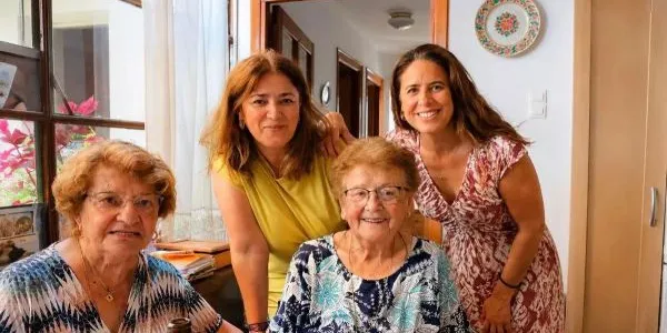 Felisa, en el centro, con familiares y amigas
