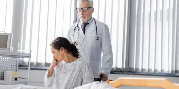Un médico atiende a una paciente