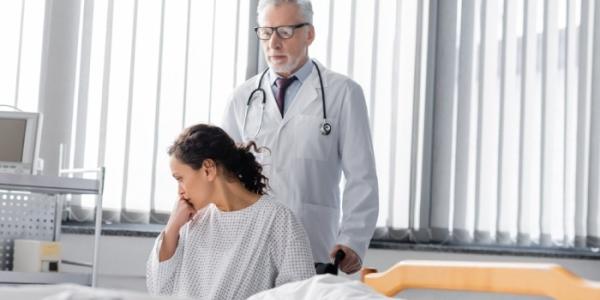 Un médico atiende a una paciente