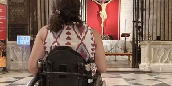 Mujer en una silla de ruedas