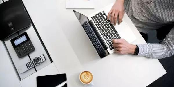 Manos de una persona trabajando con su ordenador portátil