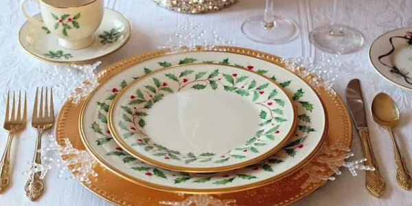 Platos navideños en la mesa preparada para la cena de Nochebuena