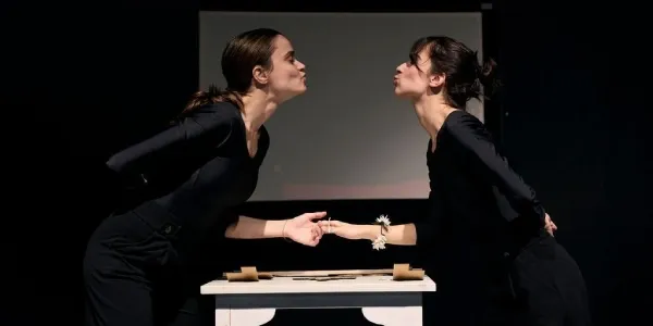 Emma Vallejo y Mari López, durante los ensayos de la obra inclusiva