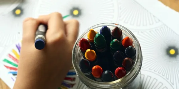 Mano de un niño con pinturas en un aula / Pixabay