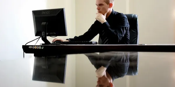 CEO trabajando con su ordenador 