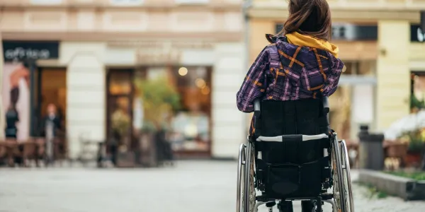 Una mujer joven con discapacidad, en silla de ruedas 
