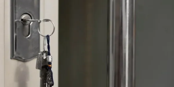 Llaves de una casa puestas en la cerradura