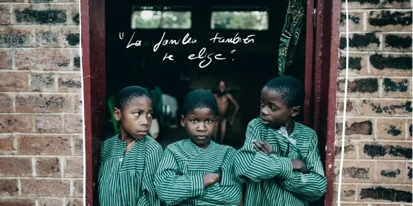 Tres niños en el orfanato de Chezi