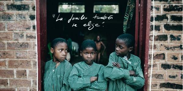 Tres niños en el orfanato de Chezi
