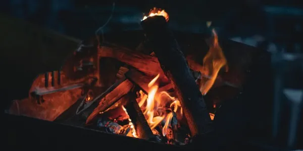 Fuego ardiendo en una chimenea