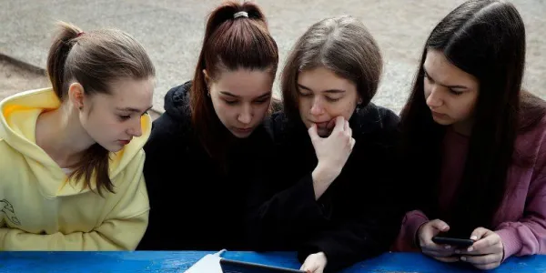Cuatro chicas mirando el móvil