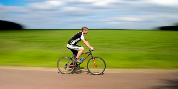 Hombre montando en bicicleta