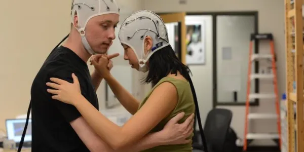 Dos bailarines de tango con gorros de electroencefalograma 