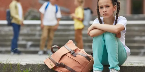 niña en el patio del colegio