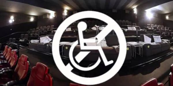 Imagen de una sala de cine y el logo de persona en silla de ruedas tachado