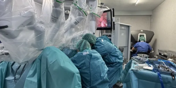 El equipo del doctor Siegrist, durante la operación