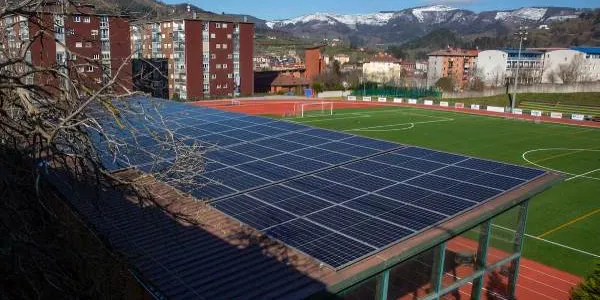 Placas solares sobre el tejado de las gradas del campo de fútbol Argixao en Zumarraga (Guipuzkoa), en 2023.