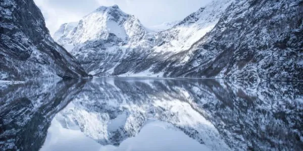Fiordo de Naeroyfjord 