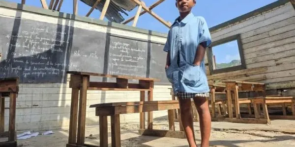 Christianah, de 11 años, en el aula de su escuela secundaria, que quedó destruida por la tormenta tropical Jude en marzo de 2025 en Grand Sud (Madagascar) 