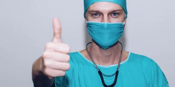 Doctor con gesto de aprobación