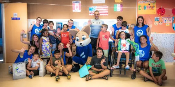 Los jóvenes con discapacidad intelectual de El Dofi, durante la visita