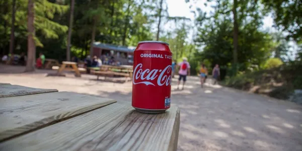 Imagen de Coca, Coca-cola y Mira. De uso gratuito.