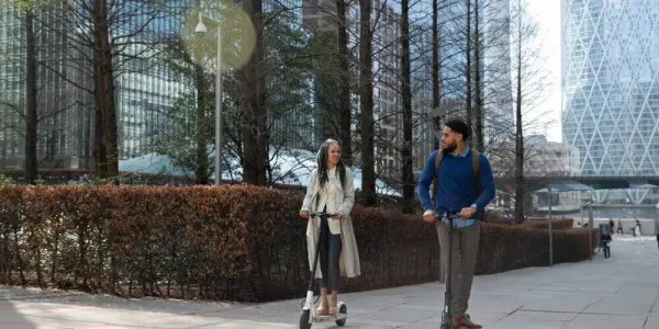 Dos trabajadores en patinete