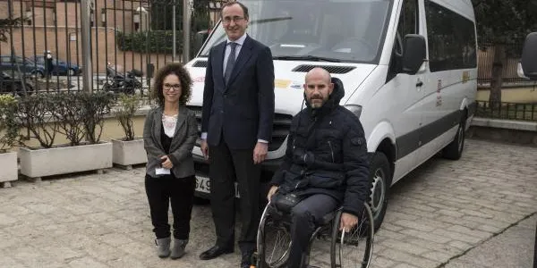 Entrega de vehículo adaptado a persona con discapacidad 