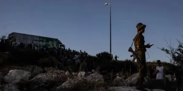 Colonos israelíes erigiendo un campamento en una zona militar