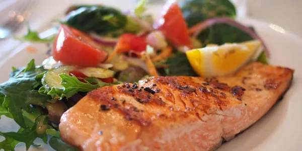 Planto de salmón con verduras