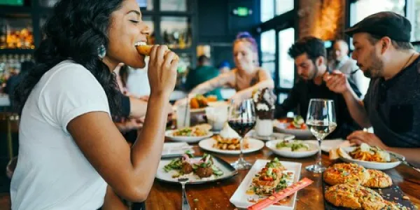 Los adultos comen fuera de casa