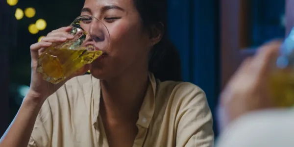 mujer bebiendo alcohol