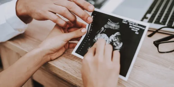 Ecografía de una mujer embarada tras un proceso de reproducción asistida