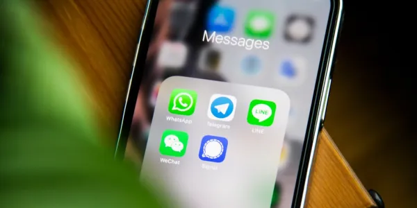 Teléfono móvil con WhatsApp