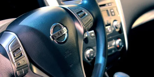 Volante de un coche marca Nissan