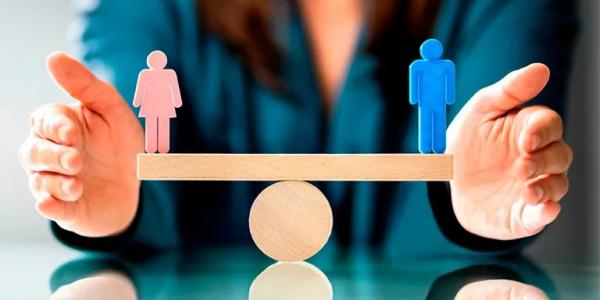 Manos de una chica simbolizando la igualdad en las pensiones de jubilación